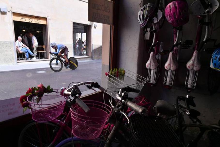 Verde e non solo: qui il paese che si ferma tra negozi e caffetterie affollate per vedere il passaggio del Giro. Lapresse